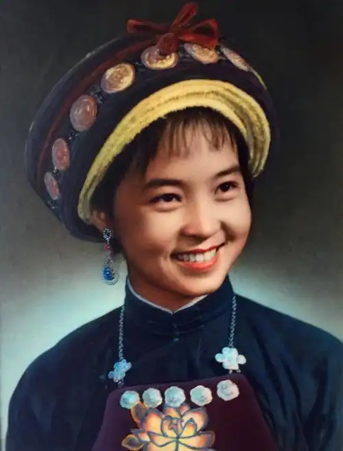 歌唱家罗秀英 网络图片我中学毕业前夕,与一支来自惠水的文艺代表队在