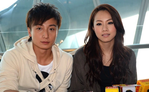 邓丽欣打蟑螂保护男友方力申 看恐怖片装害怕