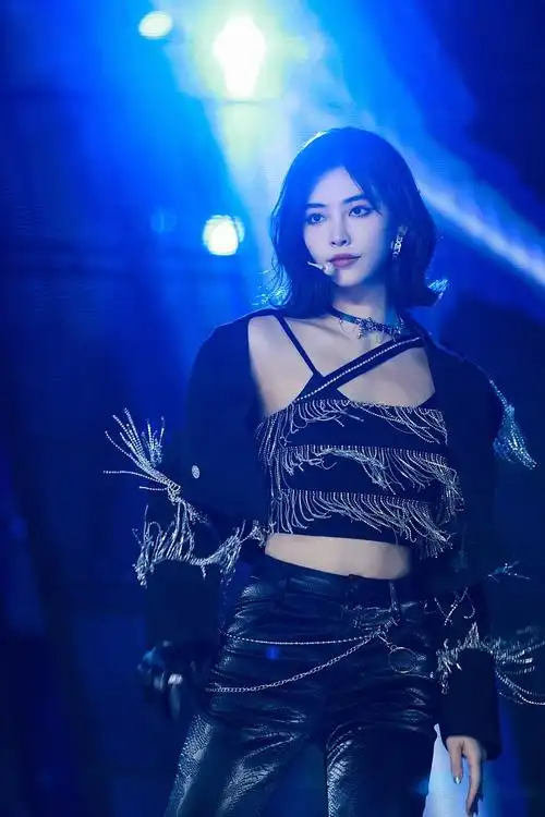 许佳琪7sense回归演唱会新歌舞台首秀 百变造型甜美酷飒