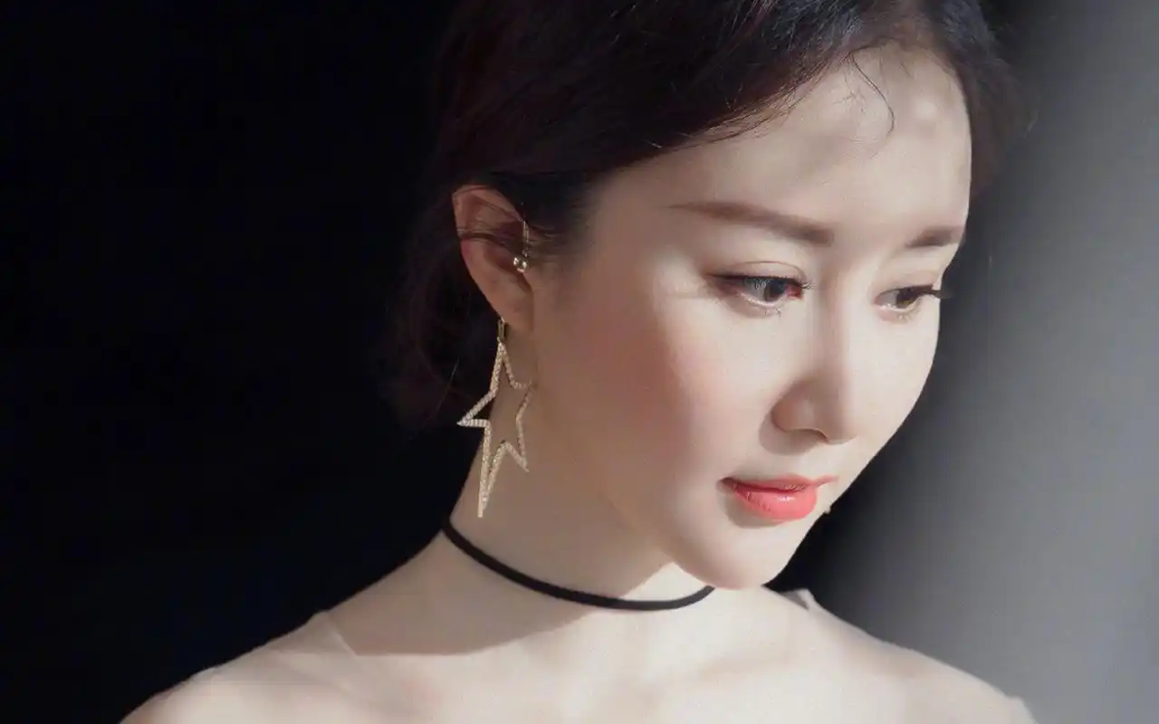 舒畅优雅迷人写真图片桌面壁纸