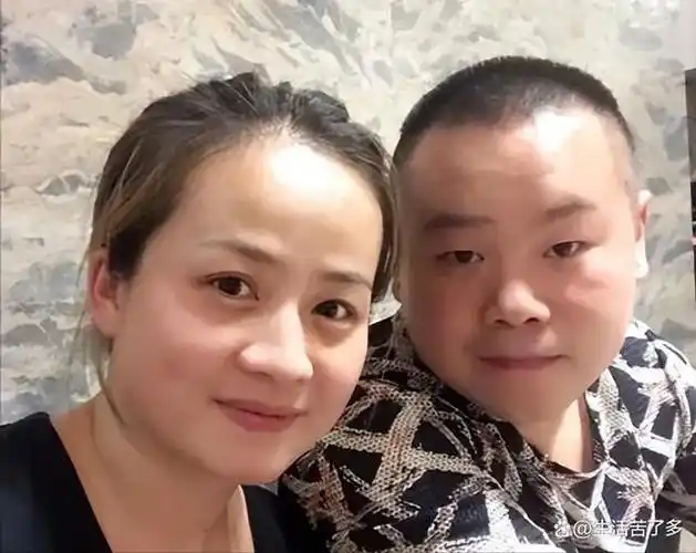 岳云鹏的老婆郑敏是一名普通的护士,两人通过相亲认识,但感情却十分要