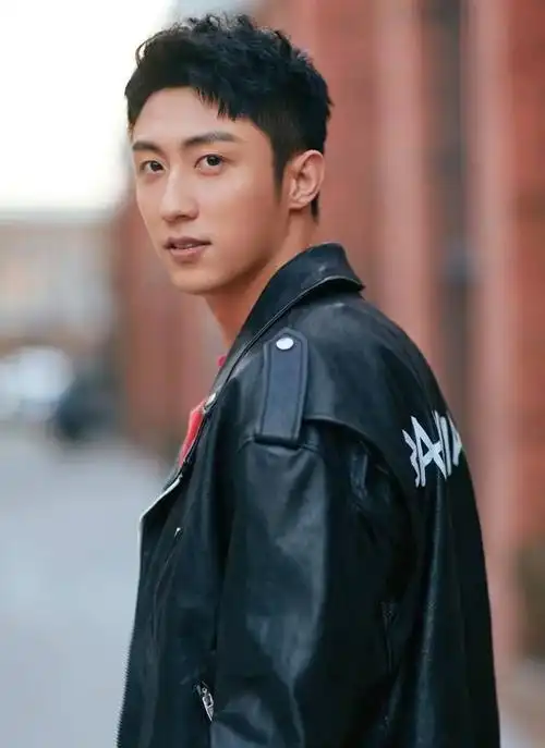 2016年,当模特的黄景瑜经朋友介绍去北京试戏,没想到彻底改变了命运.