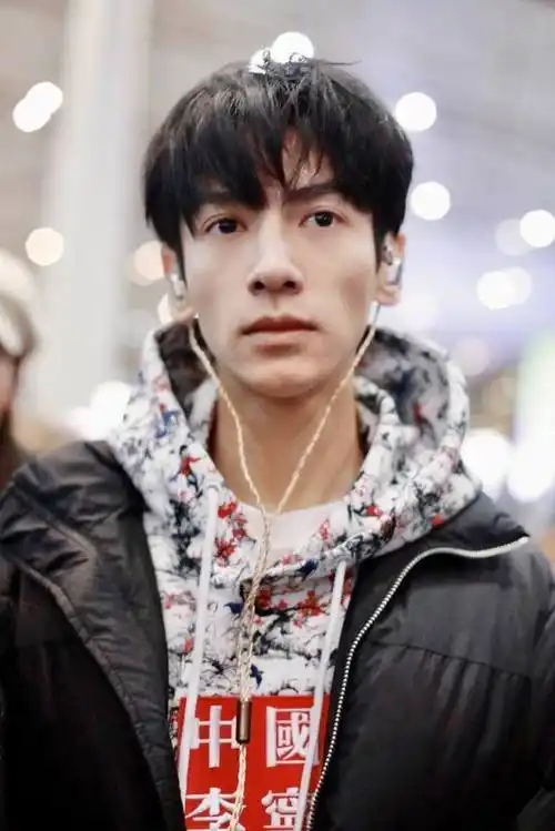 2018奶奶,罗云熙凭借《香蜜》中的"润玉"一角爆红.