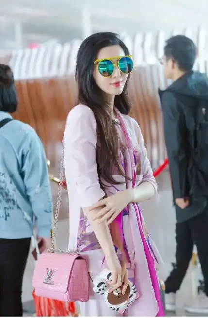 复出后的范冰冰更美了一身粉色套装尽显女人味范爷气场依旧