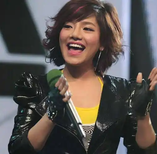 当年在超级女声的五台上,江映蓉曾凭借自己火辣的身材,和独特的唱腔