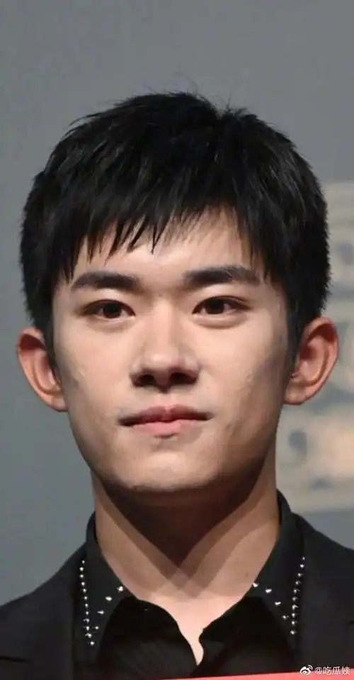 易烊千玺百花奖无修怼脸大图,你给他的五官打几分?