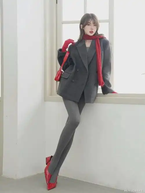 灰色打底裤红色高跟鞋穿出时尚范儿