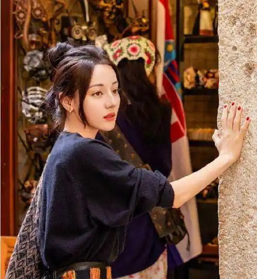 迪丽热巴美貌与微笑背后的真实故事