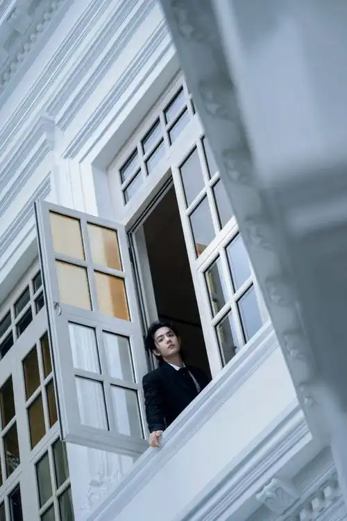 官网及推特杂志于12月5日报道了肖战出席新加坡mbs拉夫劳伦新款cbub