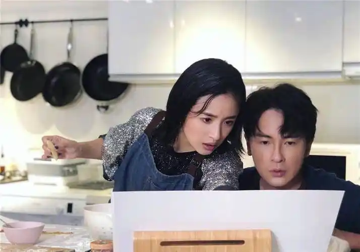 因为从照片中我们就可以看出当林依晨在认真做饭的时候,郑元畅就在