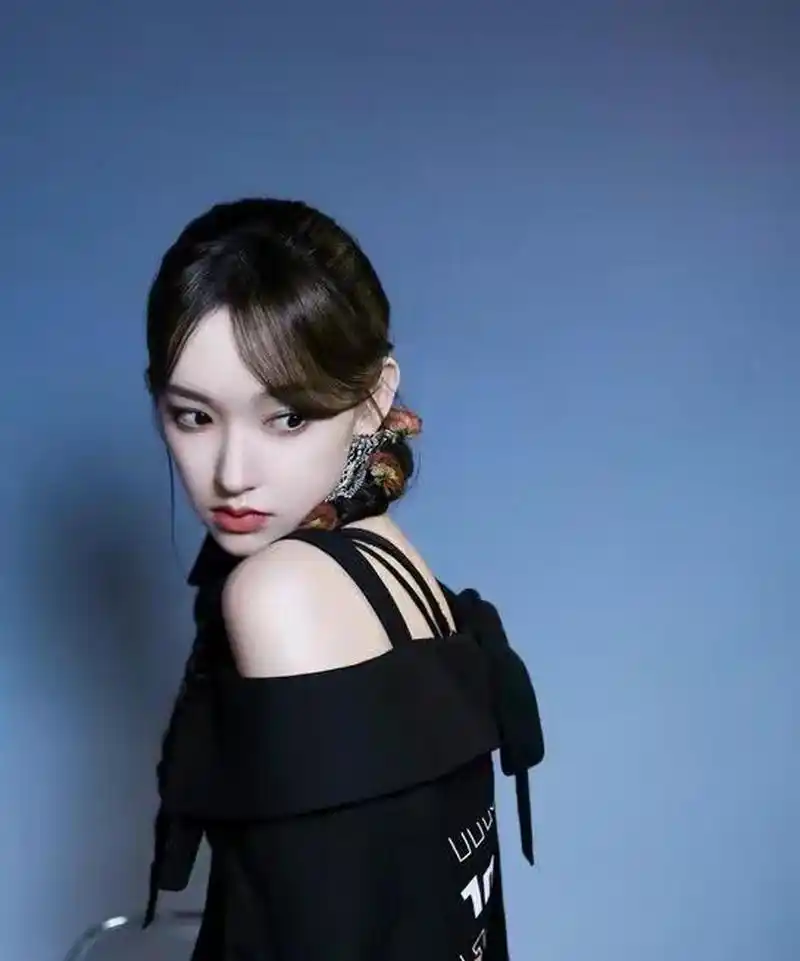 程潇吊带黑色短裤性感写真