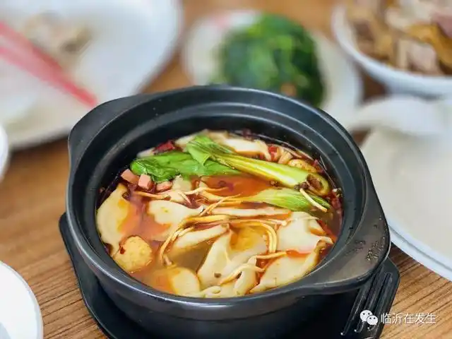 数种小菜交替承上,多款饮品酒水任由挑选,特别新推出的砂锅水饺更是叫