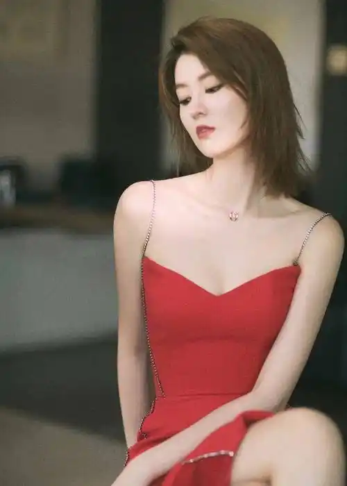 乔欣穿吊带抹胸红裙超美艳!雪肤玉貌太性感妩媚_棕红色