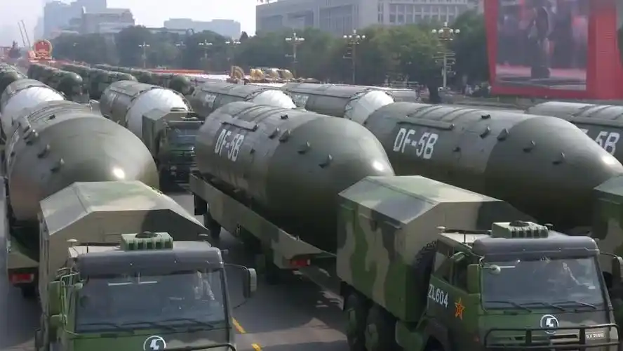 70周年大阅兵,东风-5b核导弹方队接受检阅,当属国之重器!