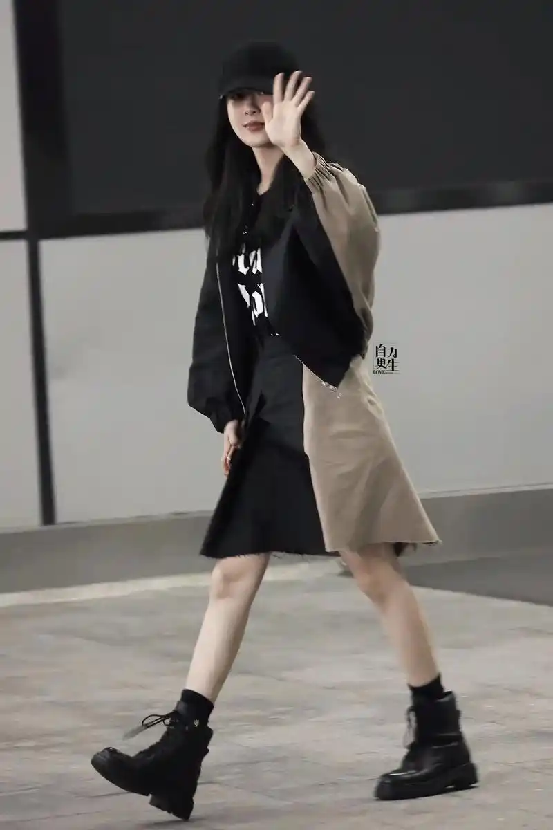 演员@杨紫 马丁靴的私服穿搭look in #samedel - 抖音