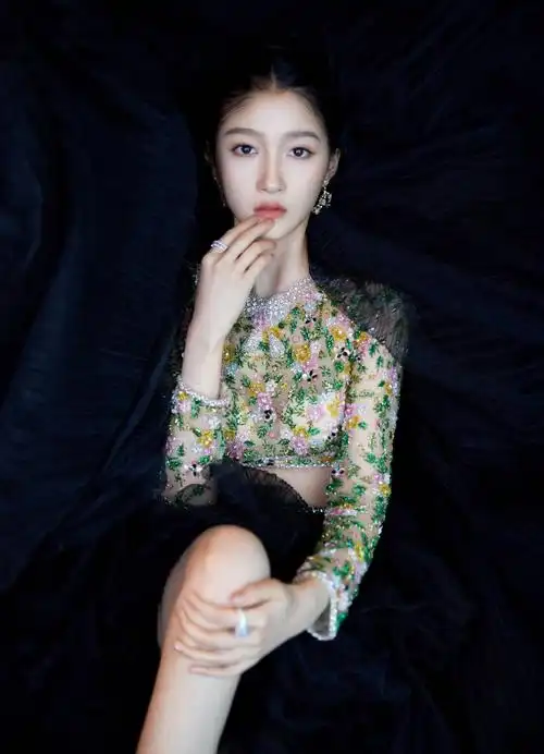 关晓彤穿黑天鹅拖尾长裙 秀纤长美腿气质优雅迷人-妈妈宝宝网