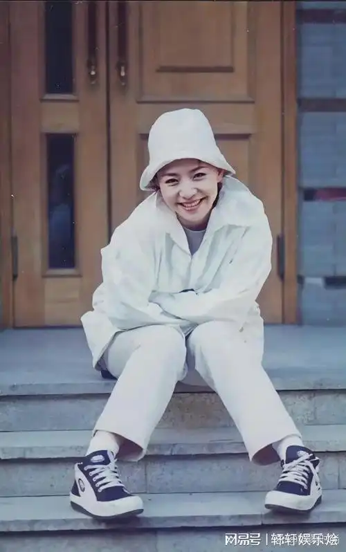 年轻时候的宋丹丹满脸的胶原蛋白青春活力