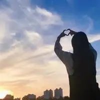 情侣头像一左一右爱心动漫爱心手势情头一左一右配对