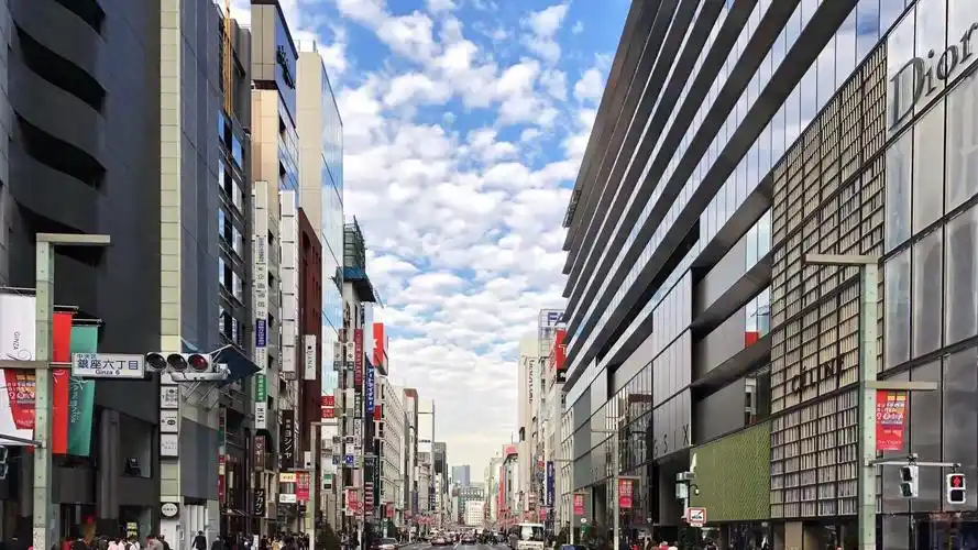 美女喜欢的日本购物地,圣诞季人多,依然干净优美