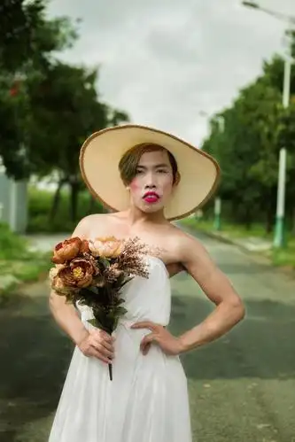 丑小伙在网上男扮女装遭恶评,如今整容后"改头换面"网友认不出