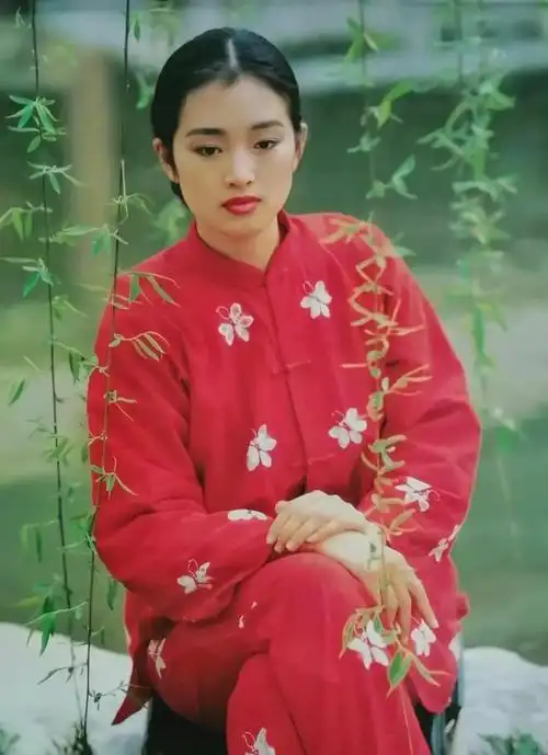 90年代年轻时巩俐的留影红色泳衣裤褂青涩又美艳