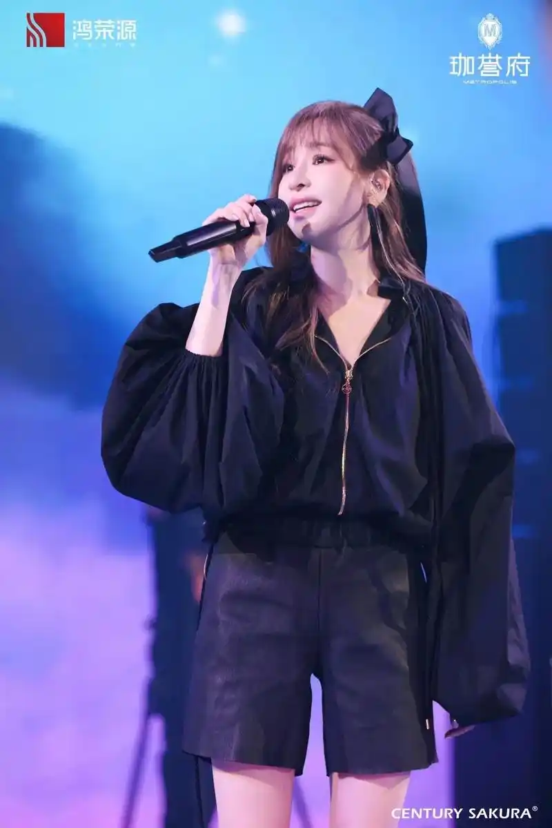 王心凌 #乘风破浪的姐姐#王心凌唱歌吃到彩带 - 抖音