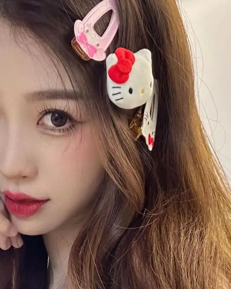 hello kitty发夹太可爱了. #明星穿搭# #明星动态# #虞书欣