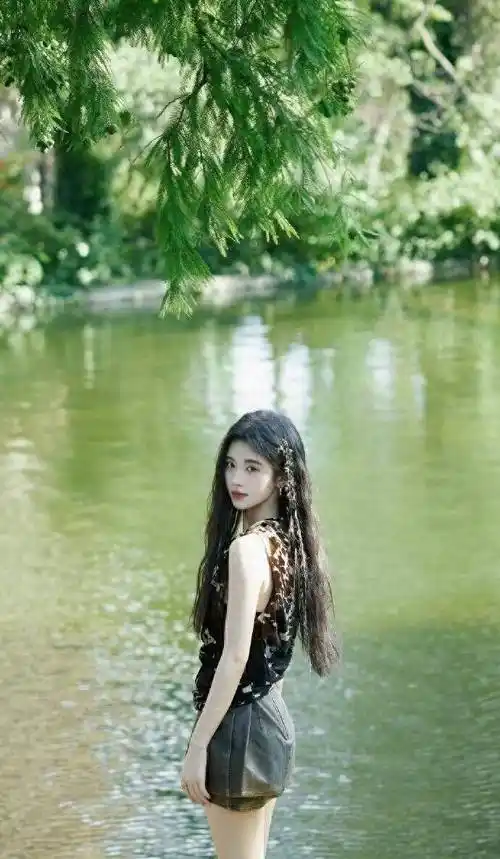 鞠婧祎真是太神奇了,身穿"一分裙",脚踩一双长靴,显得腿又细又长_线条