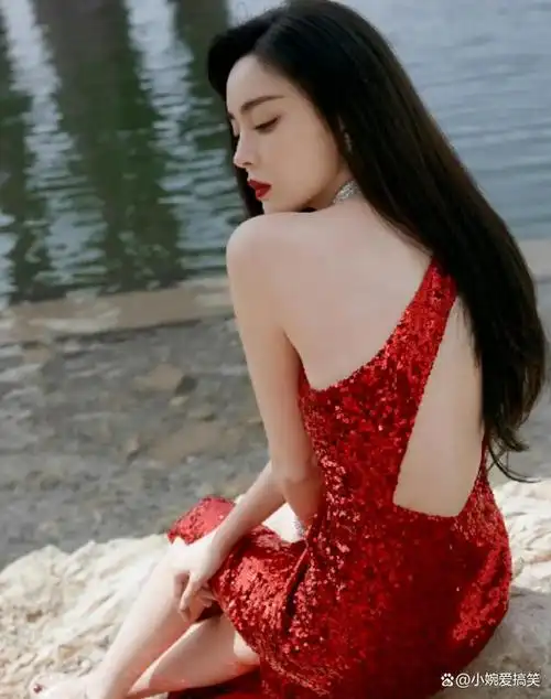 古力娜扎红裙亮相,亮片波浪卷搭配,风情万种惊艳全场