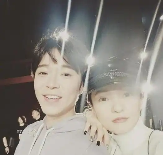 吴青峰晒与张韶涵合影称需要彼此的时候永远都在那范玮琪呢