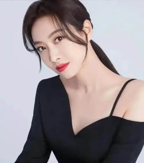 11月26日,备受瞩目的女演员宋茜在娱乐圈掀起了热搜风暴!