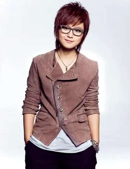 笔笔的这张照片里头发染的是什么颜色~~~是栗红吗?