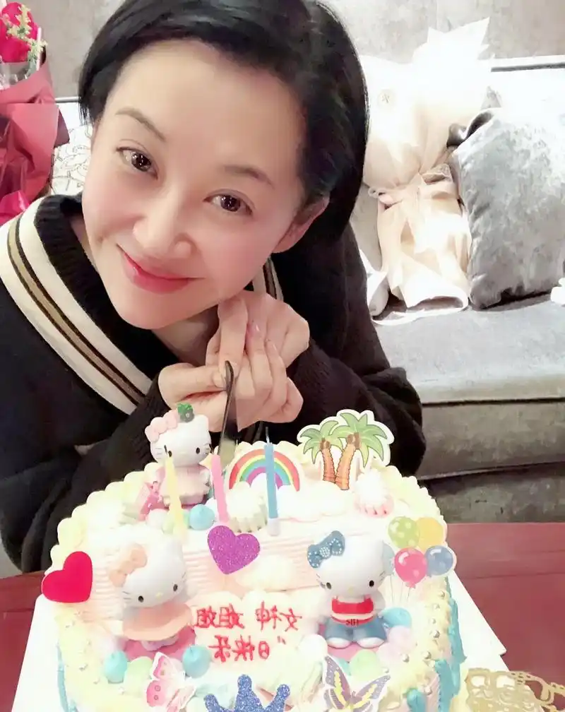 49岁许晴直播卸妆 非常坦诚地跟粉丝们交流分享表现十分圈粉