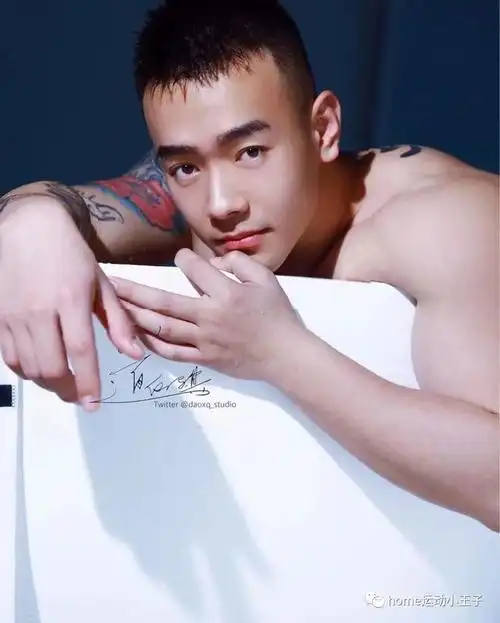 花臂纹身痞味十足这样的肌肉帅哥足以吸引眼球