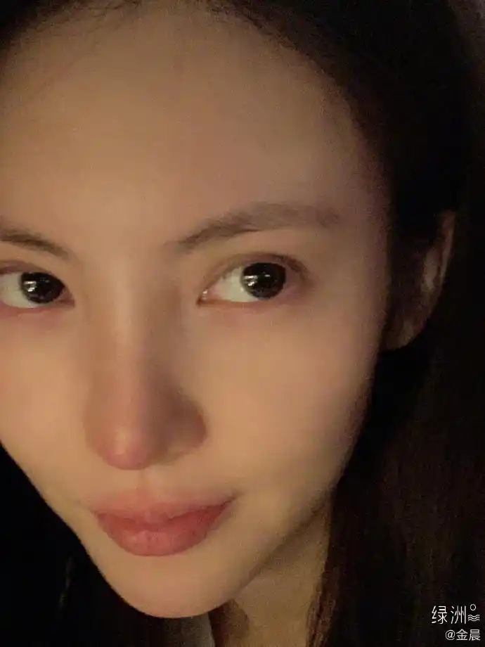 组图:金晨绿洲晒自拍摆手势搞怪 透露一直想做个谐星