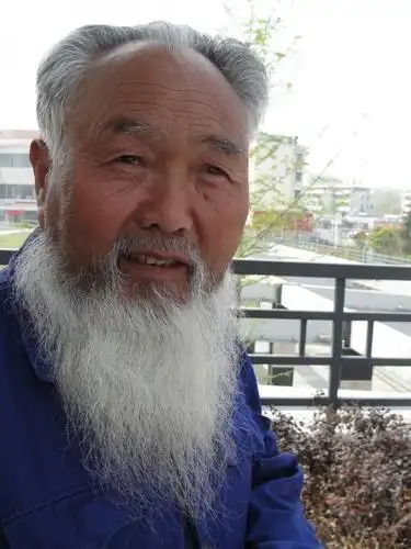 青春期后的男性一般都会长胡子.