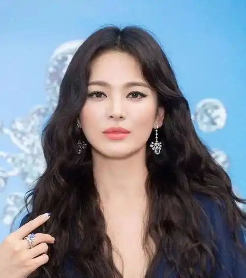 原创原创39岁宋慧乔好有成熟气韵穿纯色短裙小腹平坦烫卷发美到新高度