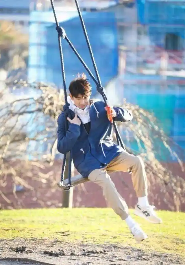 王源拉着史强玩人工滑雪,粉丝:这种"体力活"交给我们就行了