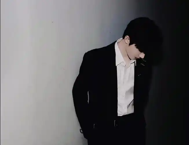 冷脸神态,这眼神的压迫感好强,看了好多他的照片,冷脸马嘉祺果然96