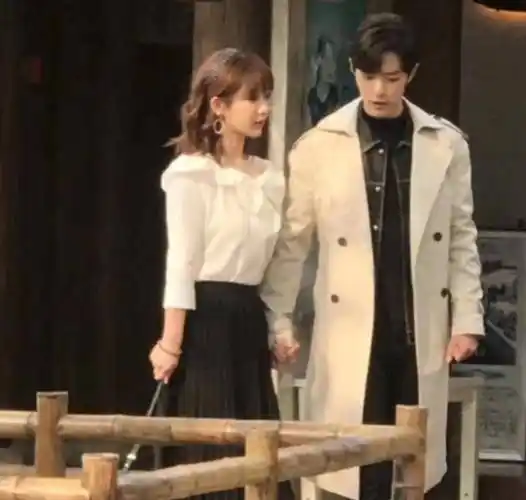 别再说杨紫胖了,成功瘦身的她与肖战牵手,颜值高到移不开视线!