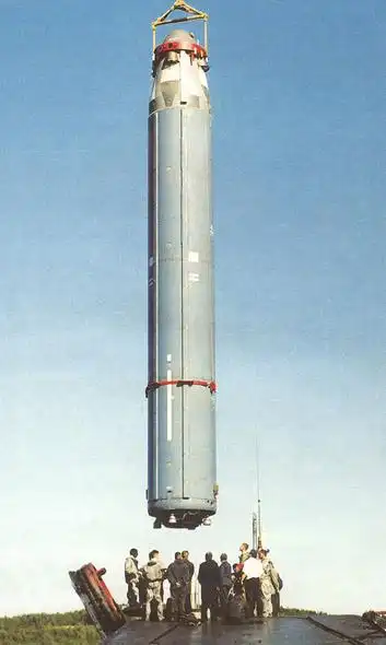 图文:俄海军战略核潜艇正在装ss-n-23潜射导弹