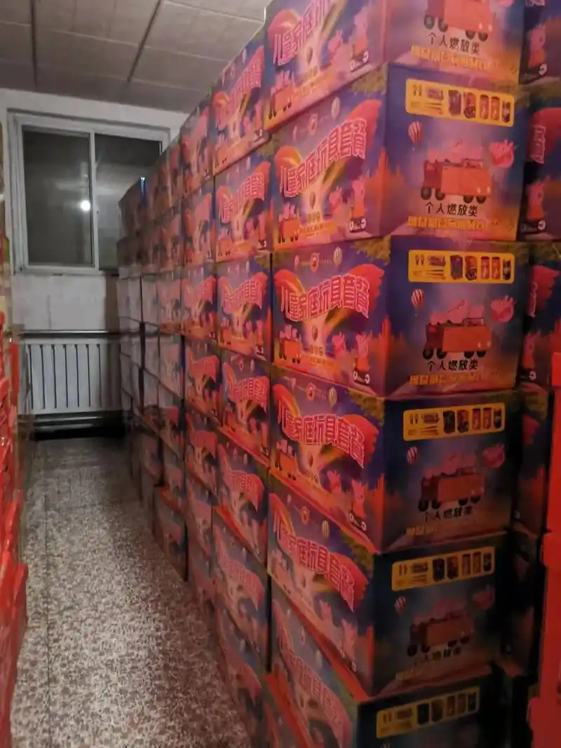 600多箱29吨房山警方查获一非法储存烟花爆竹窝点