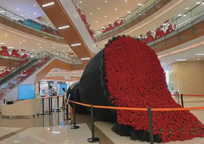 人不多赶紧拍两张#万象汇  #玫瑰花  #淄博