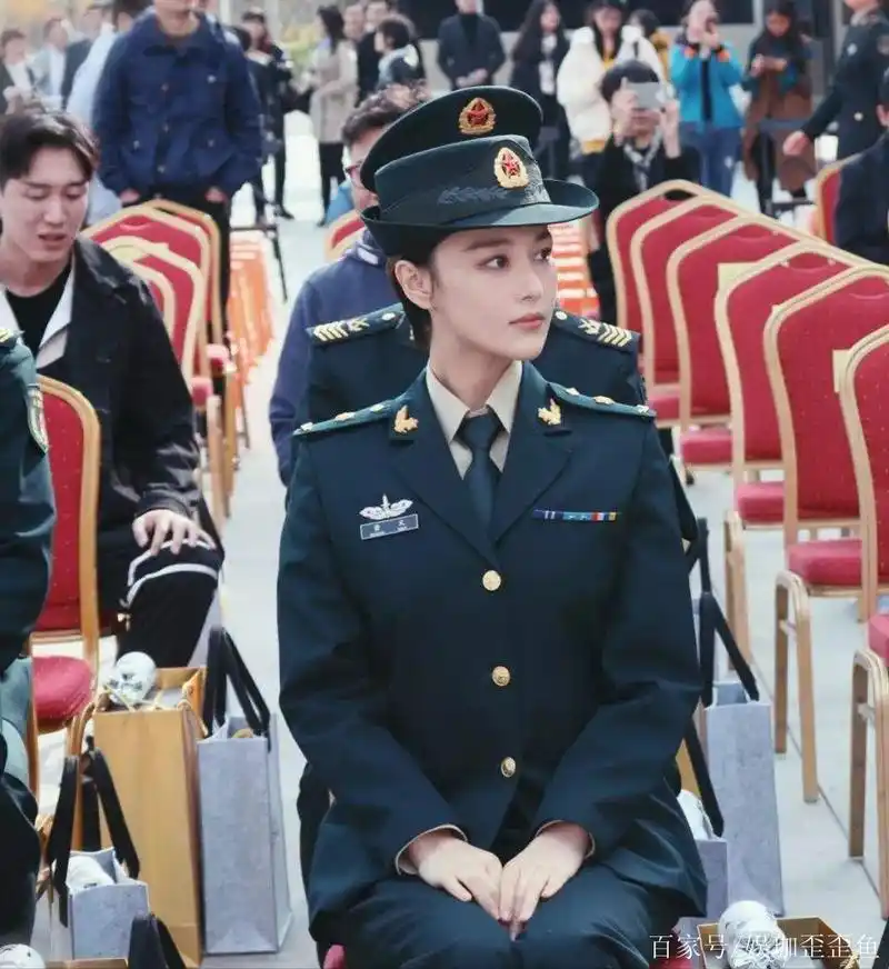 原来张馨予手腕处纹身这么明显,包场片接长发,身上有多处纹身