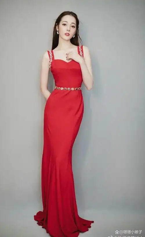 迪丽热巴穿红色刺绣礼服超靓丽!雪肤玉貌异域风情美爆了