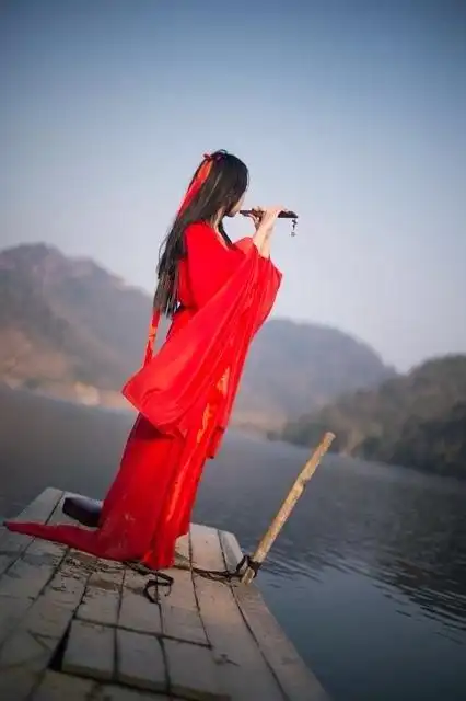 红色古装配什么颜色的配饰好看