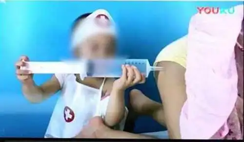 【一本黑】看过其中几个视频,视频以"过家家"的名义,让小男孩掀起女孩