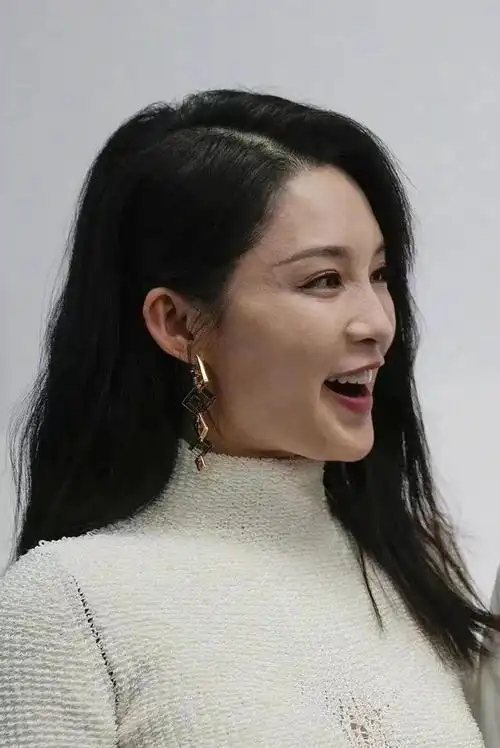 32岁李沁生图曝光:脸部肿胀肤色暗沉,网友质疑打针了|脸型|白皙|整容