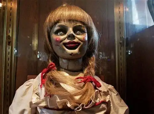 重新设计的鬼娃娃安娜贝尔(图片来自百度图片)