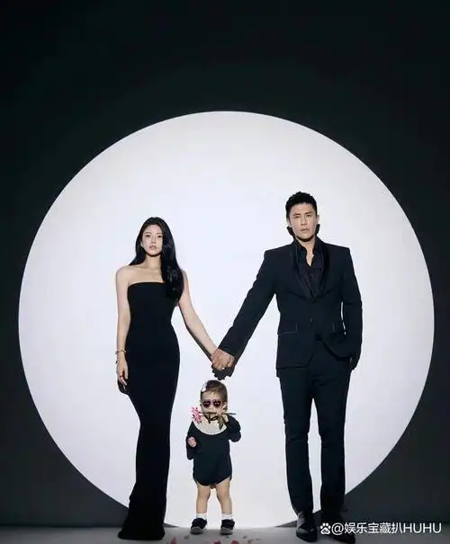 8月12日,杜淳妻子王灿在微博分享了一组一家三口的全家福照片,照片中